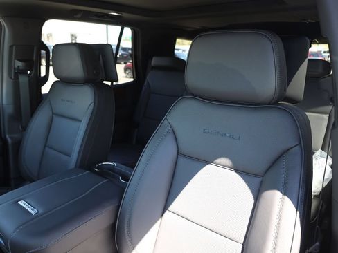 New 2026 GMC Yukon Denali w/ Denali Reserve Package AWD/4WD image 17