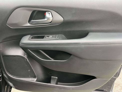 Used 2025 Chrysler Pacifica Select FWD image 9