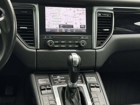 Used 2018 Porsche Macan image 20