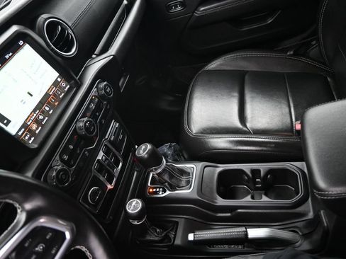 Used 2022 Jeep Wrangler Unlimited Sahara w/ Cold Weather Group AWD/4WD image 19
