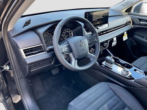 New 2025 Mitsubishi Outlander SE image 8