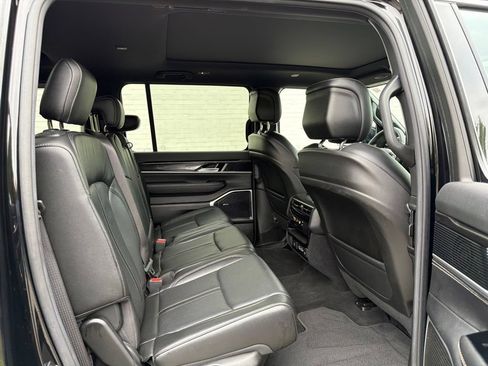 Used 2023 Jeep Wagoneer 4WD Series II w/ Premium Group I image 10