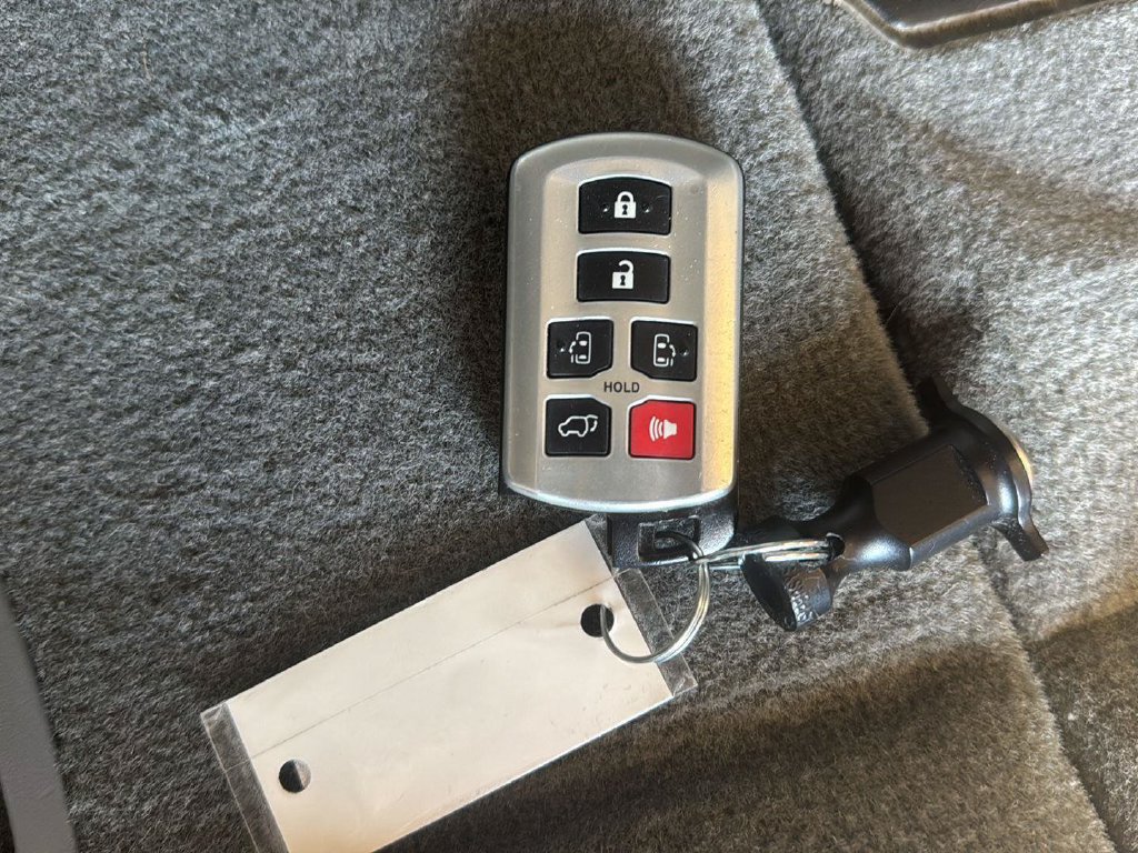 Used 2014 Toyota Sienna XLE w/ Entertainment Package FWD image 36