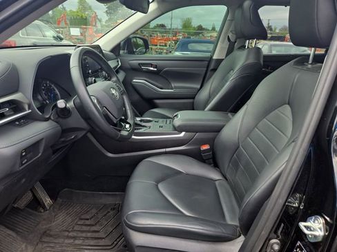 Used 2021 Toyota Highlander XLE AWD/4WD image 10