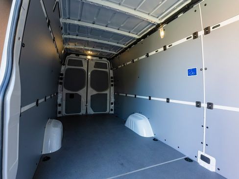 Used 2025 Mercedes-Benz Sprinter 2500 image 27