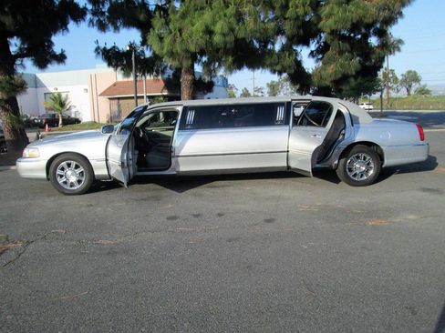 Used 2009 Lincoln Town Car Executive image 24