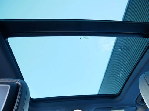 Used 2023 Porsche Macan Turbo image 13