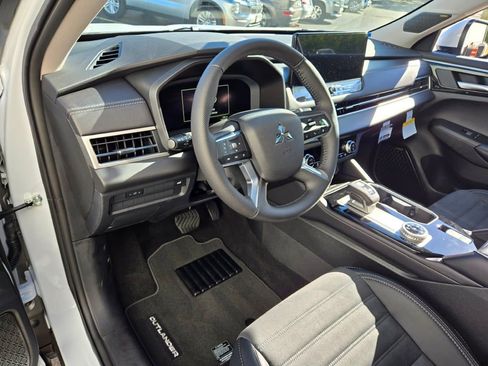 New 2025 Mitsubishi Outlander SE image 18