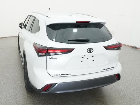 New 2026 Toyota Highlander AWD image 6