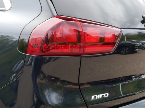 Certified 2021 Kia Niro EX w/ Cold Weather Package FWD image 17