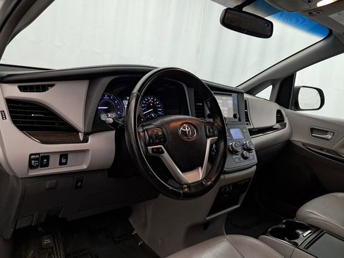 Used 2015 Toyota Sienna XLE image 6
