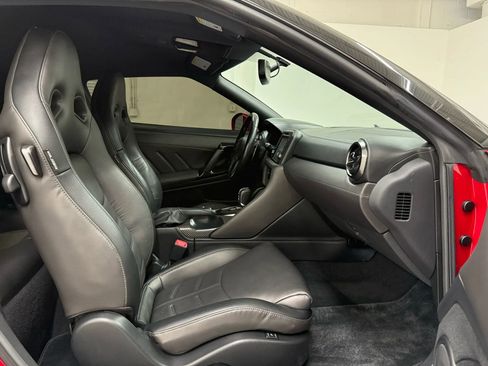 Used 2019 Nissan GT-R Premium w/ Premium Interior Package image 9