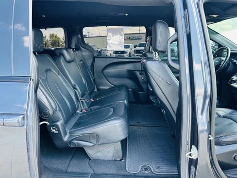 Used 2019 Chrysler Pacifica Touring-L Plus w/ S Appearance Package FWD image 31
