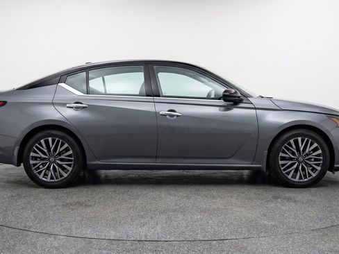 Used 2025 Nissan Altima 2.5 SV FWD image 11