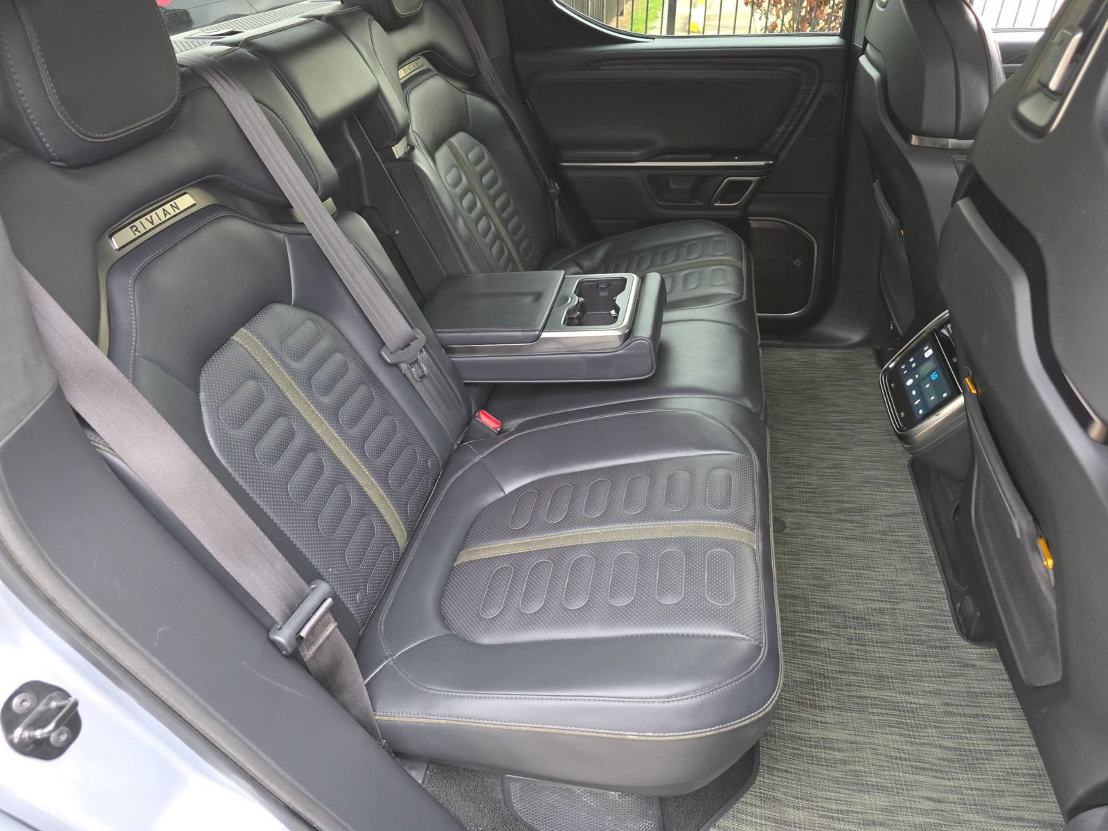 Used 2024 Rivian R1T Adventure Dual AWD/4WD image 32