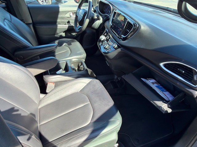 Used 2025 Chrysler Pacifica Select FWD image 40