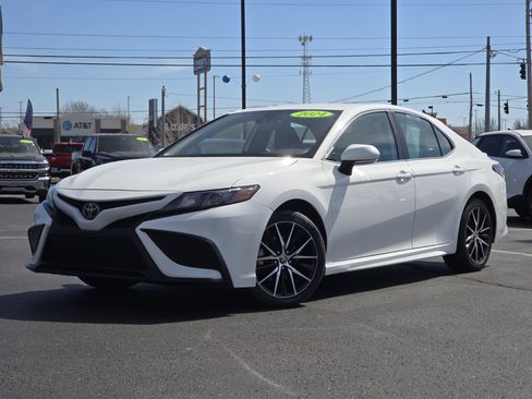 Used 2024 Toyota Camry SE image 2