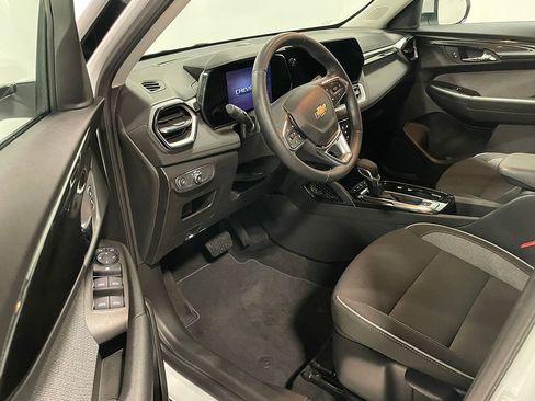 Used 2025 Chevrolet TrailBlazer LT w/ LT Cold Weather Package image 17