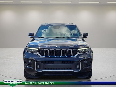 Used 2022 Jeep Grand Cherokee Overland w/ Luxury Tech Group IV AWD/4WD image 9