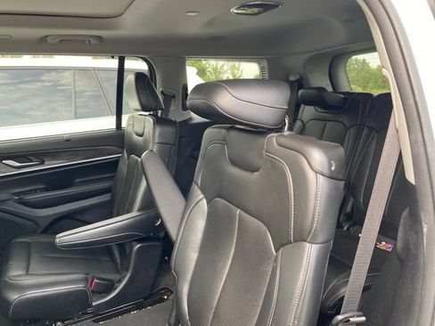 Used 2023 Jeep Grand Cherokee L Limited w/ Luxury Tech Group II AWD/4WD image 3