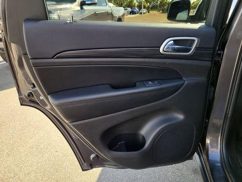 Used 2019 Jeep Grand Cherokee Laredo w/ 18" Wheel & 8.4" Radio Group image 9