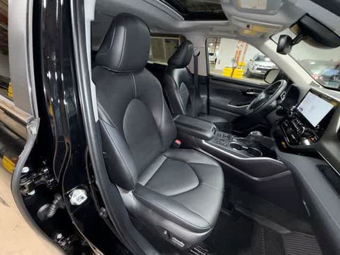 Used 2025 Toyota Highlander XLE AWD/4WD image 15
