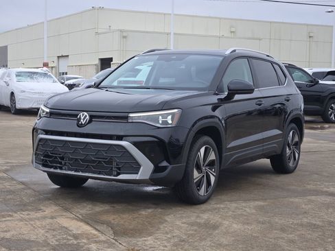 New 2026 Volkswagen Taos SE image 2