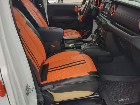 Used 2019 Jeep Wrangler Unlimited Sahara w/ Cold Weather Group AWD/4WD image 21