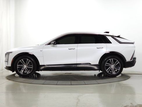 Used 2024 Cadillac Lyriq Luxury AWD/4WD image 3