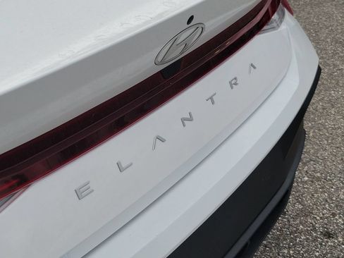 Used 2024 Hyundai Elantra SE FWD image 6