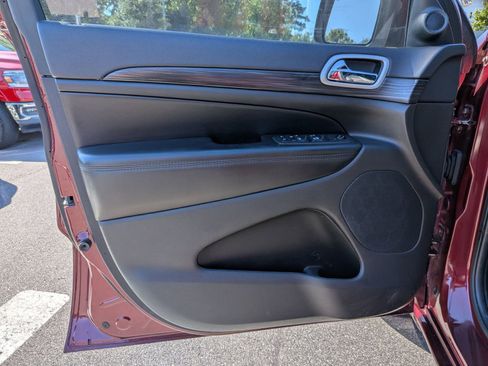 Used 2019 Jeep Grand Cherokee Altitude RWD image 12