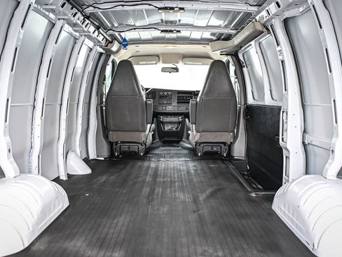 Used 2022 GMC Savana 2500 image 9