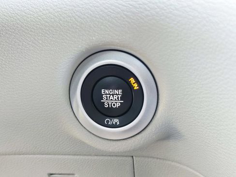 Used 2023 Chrysler Pacifica Touring-L FWD image 35