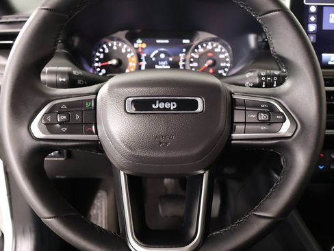Used 2025 Jeep Compass Latitude w/ Altitude Special Edition AWD/4WD image 3