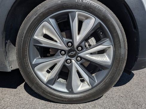Used 2023 Chevrolet Bolt EUV LT w/ Convenience Package FWD image 9