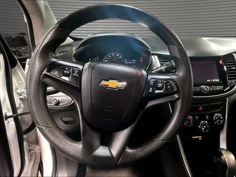 Used 2021 Chevrolet Trax LT AWD/4WD image 8