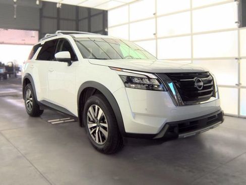 Certified 2025 Nissan Pathfinder SL AWD/4WD image 11