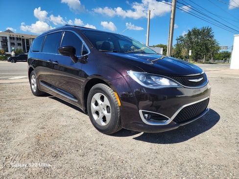 Used 2017 Chrysler Pacifica Touring-L Plus FWD image 2