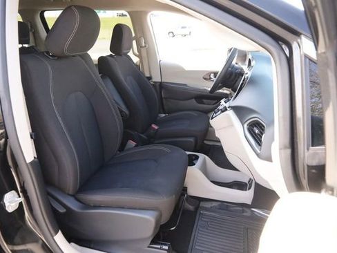 Used 2023 Chrysler Voyager LX image 28