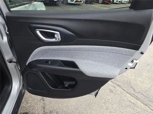 Used 2024 Jeep Compass Latitude image 10