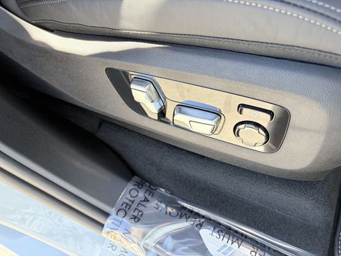 Used 2025 BMW X7 M60i image 11