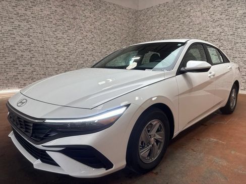 New 2026 Hyundai Elantra SE FWD image 3