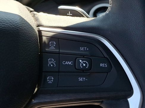 Used 2025 Jeep Grand Cherokee Limited AWD/4WD image 24