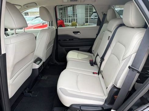 Used 2023 Nissan Pathfinder SL FWD image 11