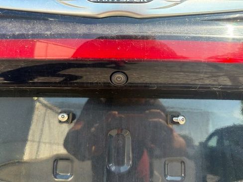 Used 2023 Chrysler Pacifica Touring-L FWD image 12