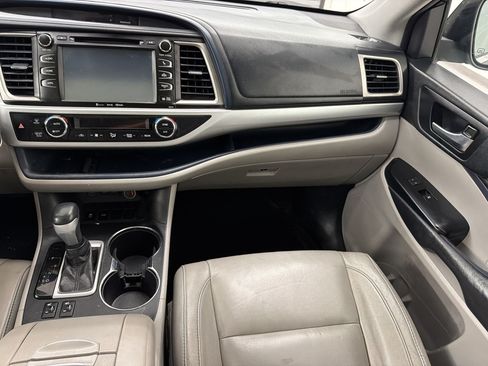 Used 2018 Toyota Highlander XLE FWD image 28