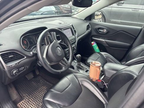 Used 2019 Jeep Cherokee Latitude Plus w/ Comfort/Convenience Group FWD image 5