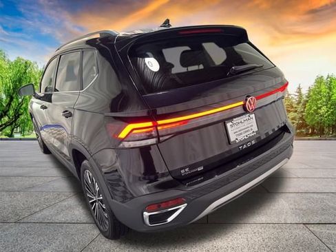 Certified 2025 Volkswagen Taos SE w/ Panoramic Sunroof Package image 6