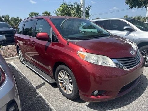 Used 2013 Toyota Sienna XLE FWD image 3