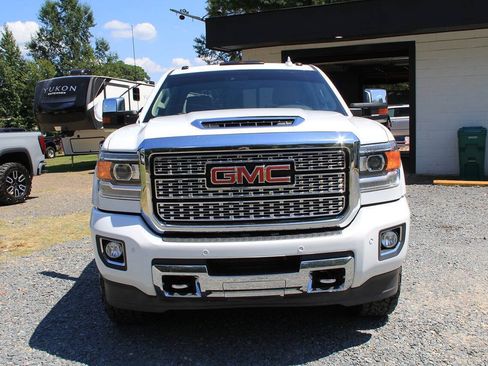 Used 2018 GMC Sierra 2500 Denali w/ Duramax Plus Package AWD/4WD image 11